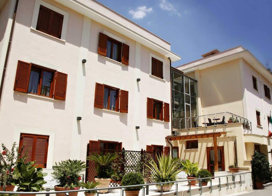 Hotel Diana بومبيي المظهر الخارجي الصورة